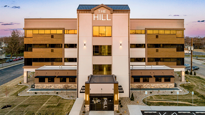 Здание жилого комплекса The Hill, использующего решения Alta Labs для управления Wi-Fi-сетями и безопасного доступа к интернету.