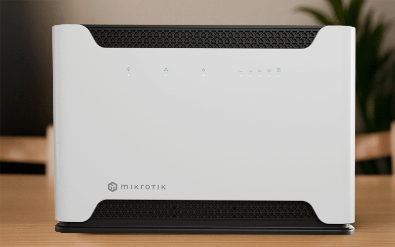 4G-роутер MikroTik Chateau LTE12 (2025) на столе — вид спереди