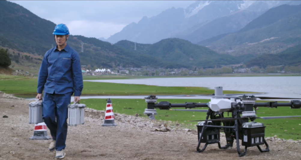 Грузовой дрон DJI FlyCart 100 в рабочей конфигурации