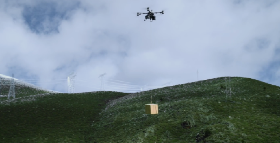 DJI FlyCart 100 с лебедочной системой во время грузоперевозки