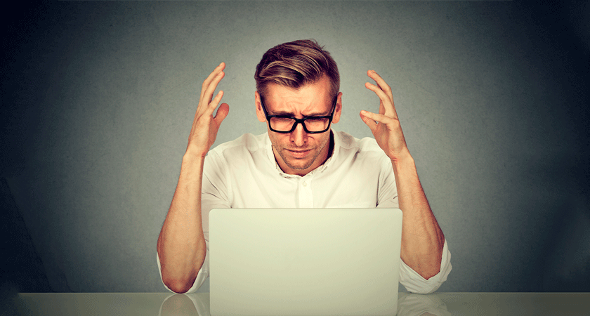 Проблема медленного интернета: пользователь расстроен из-за низкой скорости Wi-Fi на ноутбуке