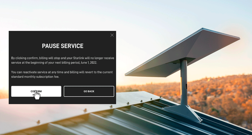 Окно подтверждения Pause Service для приостановки подписки Starlink, на фоне спутниковой антенны, установленной на крыше