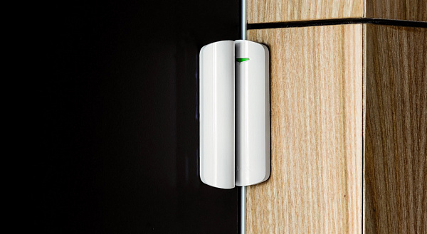 Датчик открытия Ajax DoorProtect Plus