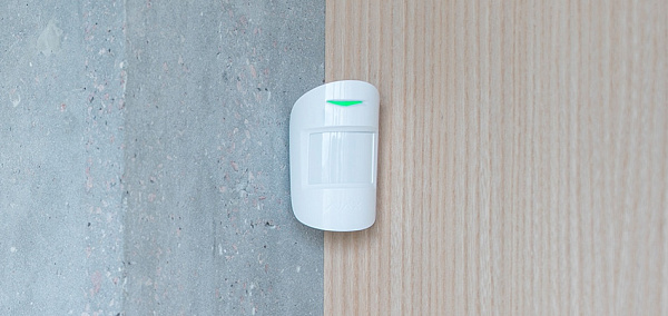 Датчик движения с микроволновым сенсором и иммунитетом к животным Ajax MotionProtect Plus
